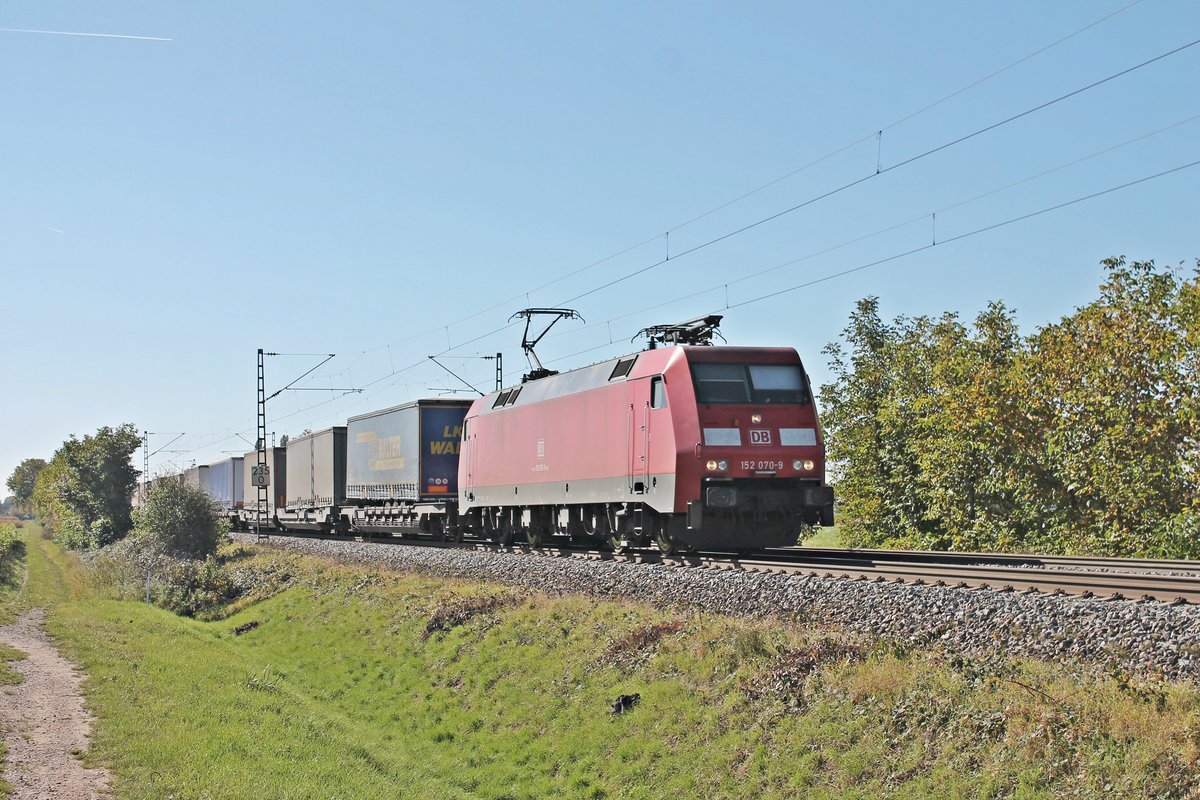 Am 13.10.2017 fuhr die 152 070-9 mit einem langen KLV durchs Rheintal, als sie bei Hügelheim in Richtung Freiburg (Breisgau) fuhr.