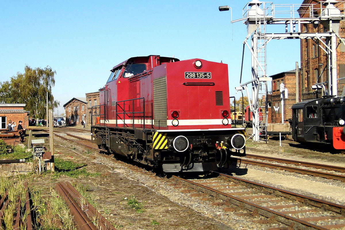 Am 13.10.2018 fuhr die 298 135-5 von der LOK OST - Lokführerdienstleistungen Olof Stille, in der Fahrzeugparade in Wittenberge .