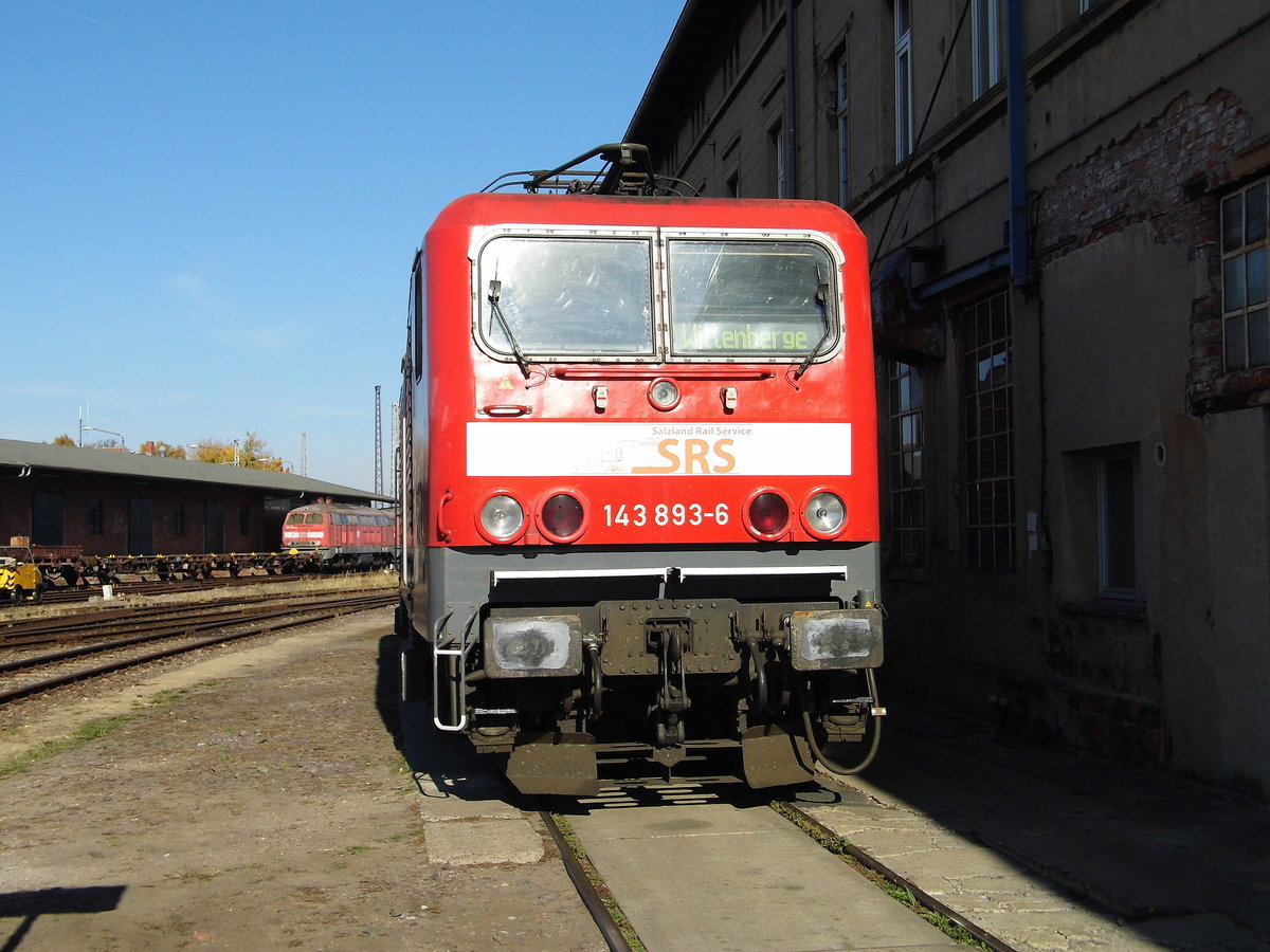 Am 13.10.2018 stand die 143 893-6 von der SRS - Salzland Rail Service GmbH, Schönebeck ( DB Cargo AG) im Historischen Lokschuppen Wittenberge ,