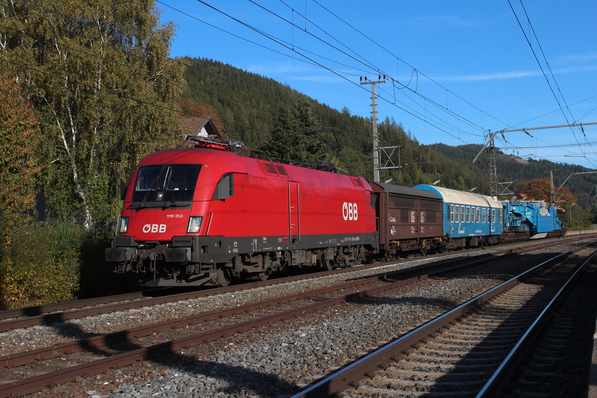 Am 13.10.2019 hat die 1116 253 die Aufgabe den SGAG90043 von Graz Hbf nach Linz Stahlwerke zu befördern hier bei einem kurzen Halt in Seiz.
Der Zug befördert einen Industrietransformator der ELIN und kommt aus Weiz. Ziel des Transformators ist Bassecourt im Kanton Jura in der Schweiz. In Linz wird der Transformator der ca. 210t wiegt auf ein Schiff verladen, über die Donau und den Rhein in die Schweiz gebracht und von dort mit der Bahn weiter an seinen Zielort.