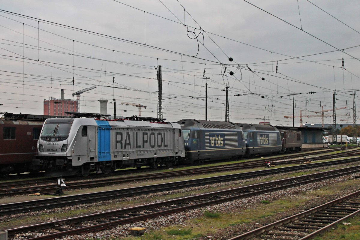 Am 13.11.2014 stand Railpool 187 004-7 abgestellt in Basel Bad Bf zusammen mit zwei BLS Re 465er und ein paar BLS Re 425. Die 187er verbrachte die Zeit in Basel, um Personalschulungen für Tf´s von BLS Cargo durchzuführen.