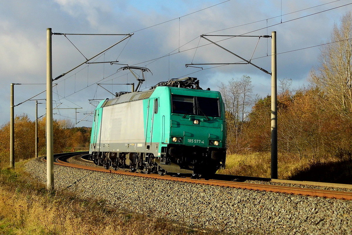 Am 13.11.2017 kam die 185 577-4 von der IGE - Internationale Gesellschaft für Eisenbahnverkehr GmbH & Co. KG aus Richtung Wittenberge und fuhr nach Stendal . 