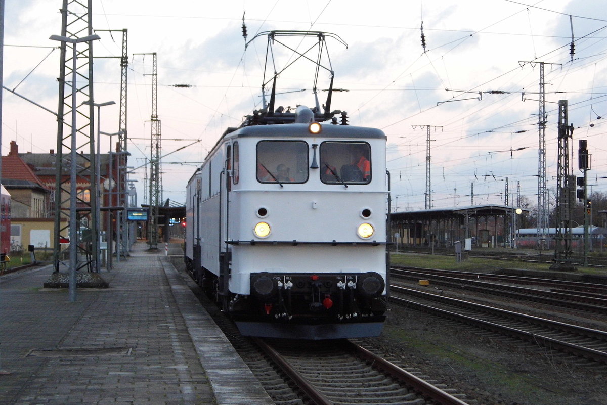 Am 13.11.2017 stand die 142 103-1 von der EGP – Eisenbahngesellschaft Potsdam, in Stendal .