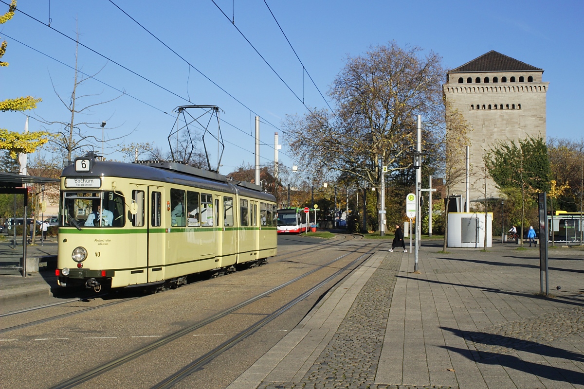 Am 13.11.2022 wartet der GT6 40 der Bogestra vor dem Hauptbahnhof Wanne-Eickel auf Fahrgäste nach Bochum (die Mitfahrt ist mit  normalen  VRR-Tickets möglich)