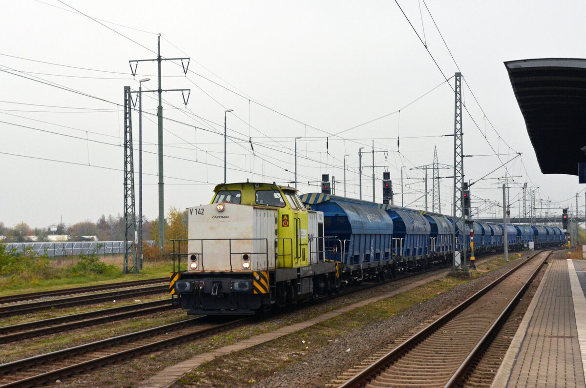 Am 13.11.22 stellte 293 900 der RBB in Bitterfeld einen PKP-Schwenkdachwagenzug bereit.