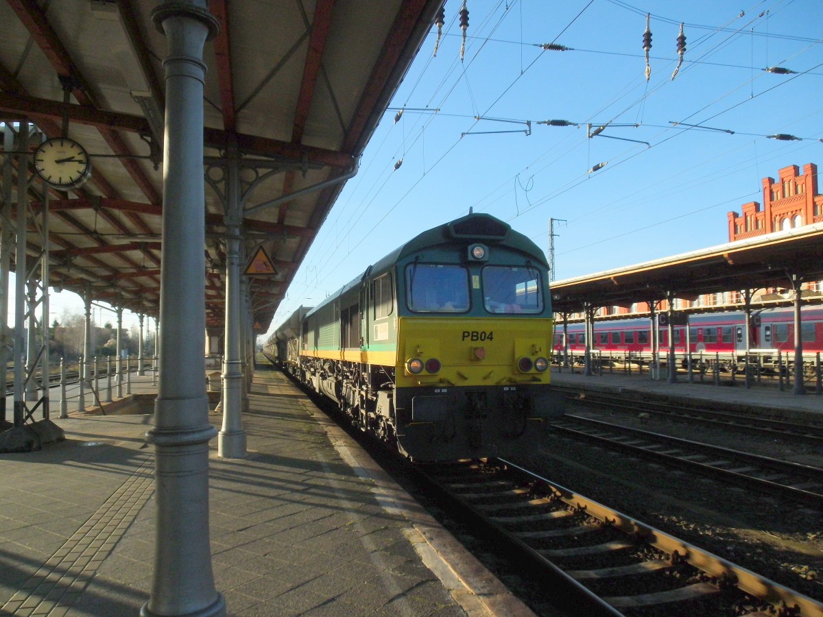 Am 13.12.2015 kam 266 063 mit einem Kieszug aus Richtung Wittenberge nach Stendal und fuhr weiter in Richtung Magdeburg.
