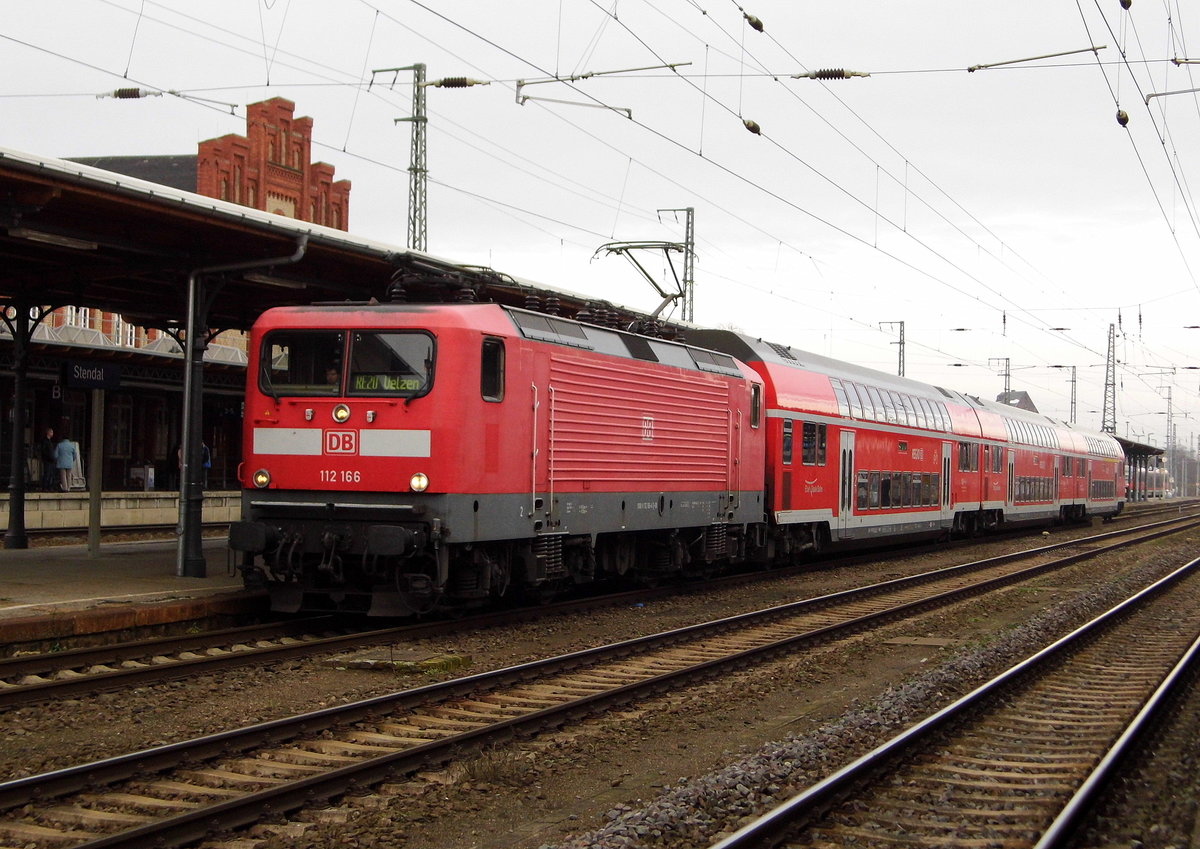 Am 13.12.2016 kam die 112 166 aus Richtung Magdeburg nach Stendal und fuhr weiter in Richtung Uelzen .