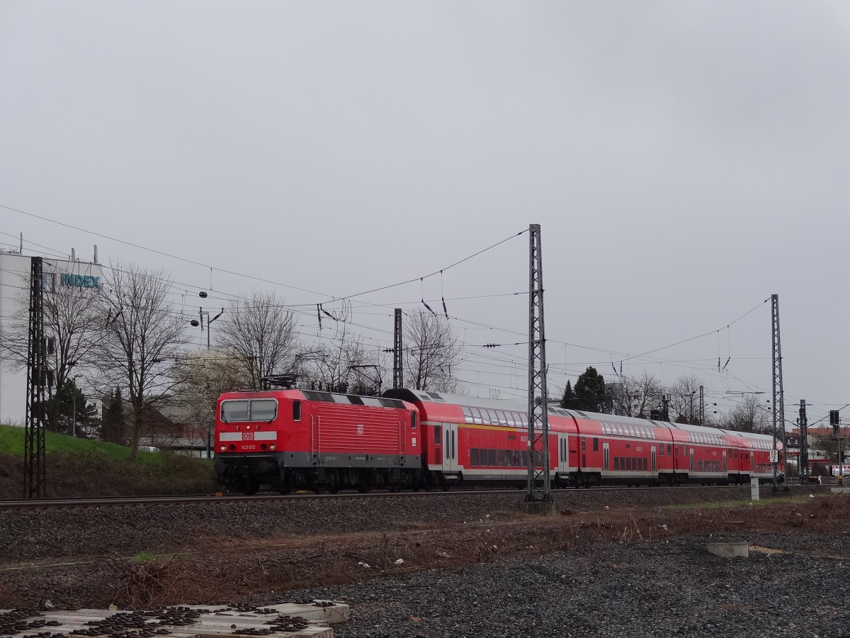 Am 13.4.13 konnte 143 012 mit ihrem Regionalzug, welcher abweichend aus 4 statt 5 Doppelstockwagen bestand, in Oberesslingen aufgenommen werden. 