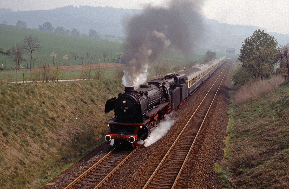 Am 13.4.1988 war 41 360 im Weserbergland unterwegs. Es reizte mich dann doch, den Zug an der  klassischen Ottbergen-Fotostelle  von der Feldwegbrücke bei Hembsen (Strecke Ottbergen-Altenbeken) aufzunehmen. 