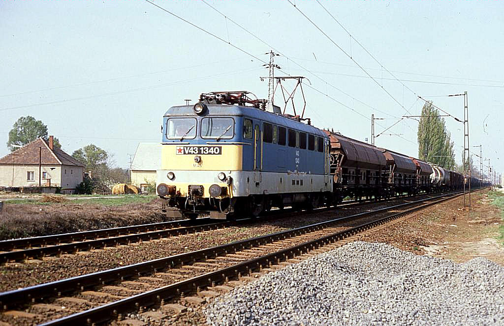 Am 13.4.1989 ist V 431340 der MAV bei Acx um 9.58 Uhr mit einem Gterzug
in Richtung Komarom unterwegs.