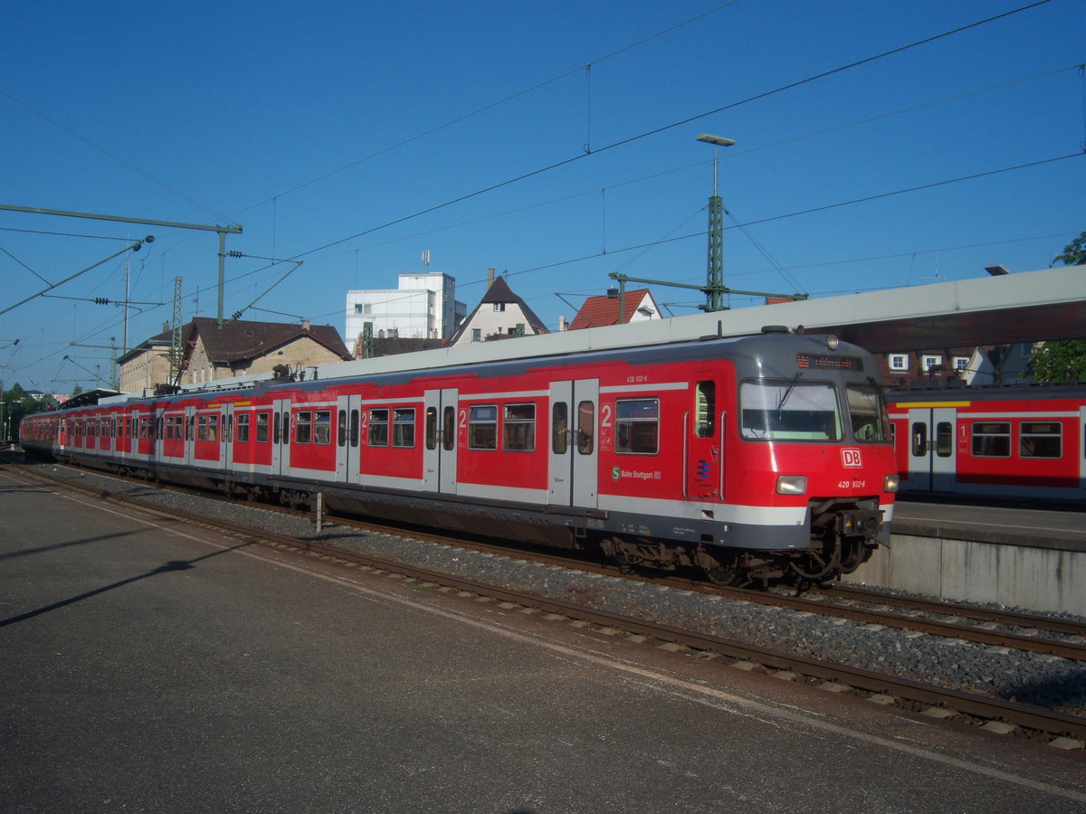 Am 13.5.2008 konnte ich den ET 420 932-6 am Gleis 1 des Schorndorfer Bahnhofs Fotografieren 
