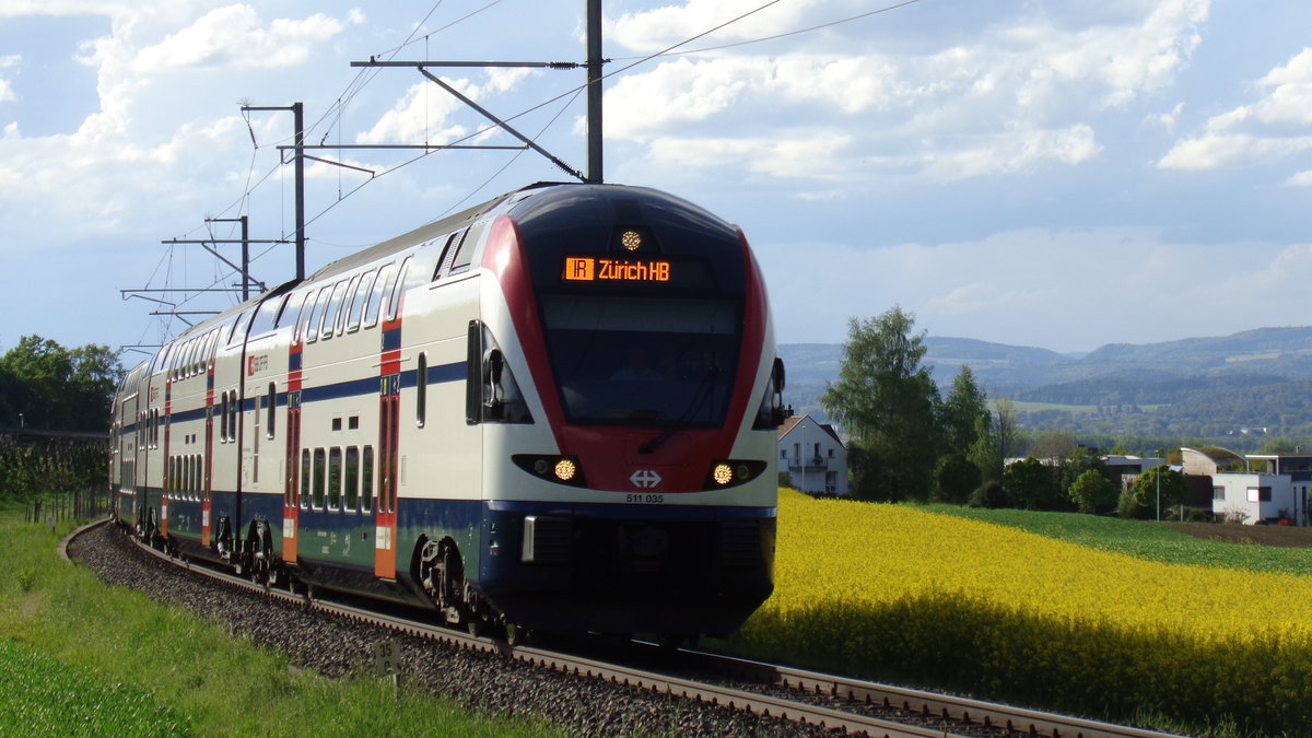 Am 13.5.2017 war 511 035 als Interregio auf dem Weg von Konstanz nach Zürich HB. Fotografiert wurde er zwischen Kreuzlingen-Bernrain und Lengwil.