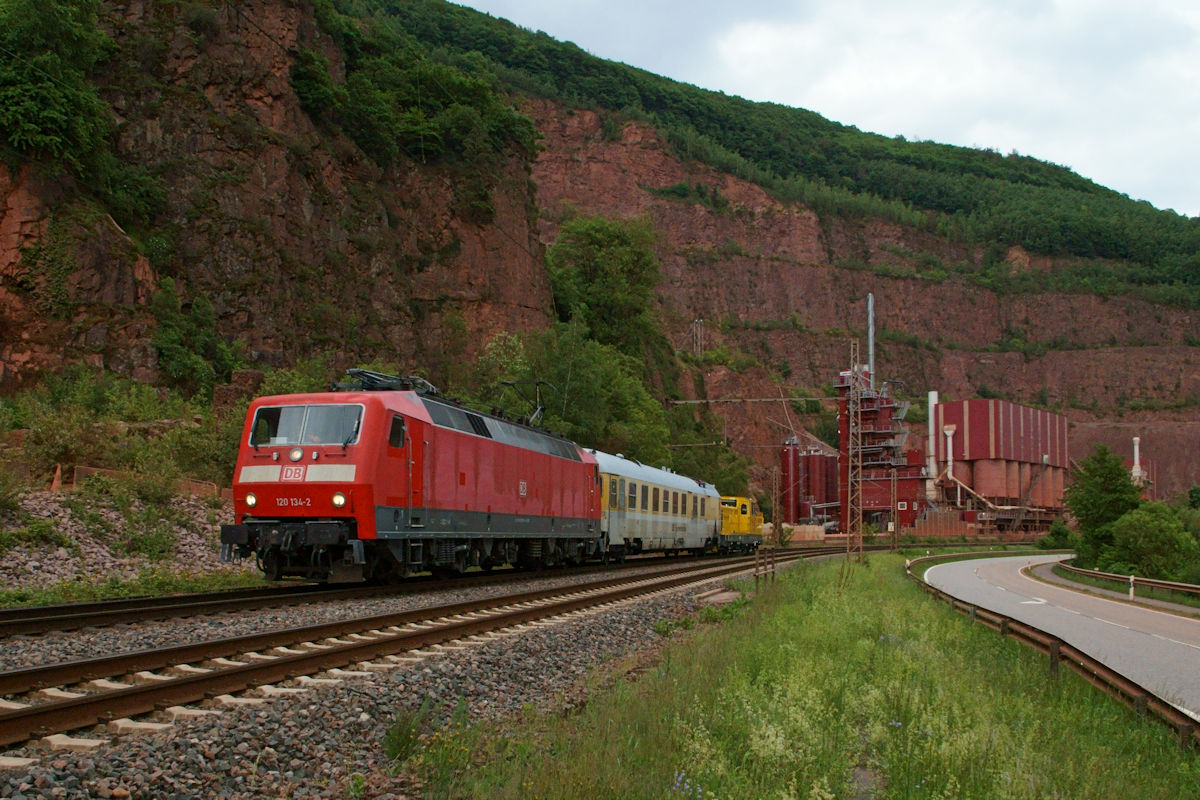 Am 13.5.2020 war 120 134 auf Testfahrt mit der neuen Hybridlok 1004 501 von DB Netz auf der Saarstrecke. Auf der Rückfahrt nach Trier wurde der Steinbruch in Taben passiert.