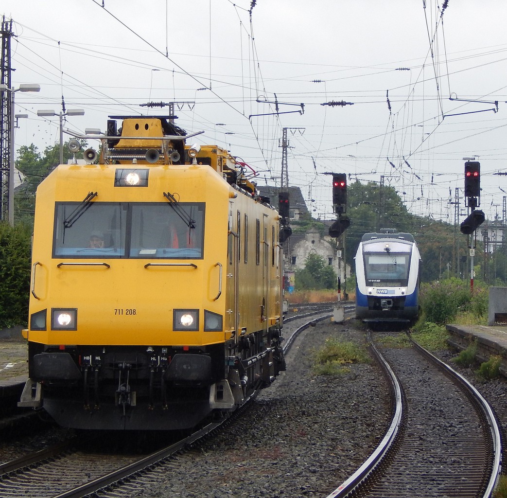 Am 13.7 ranigerte 711 208 während 648 368 der NordWestBahn als RB von Duisburg Ruhrort einfährt.

Oberhausen 13.07.2015