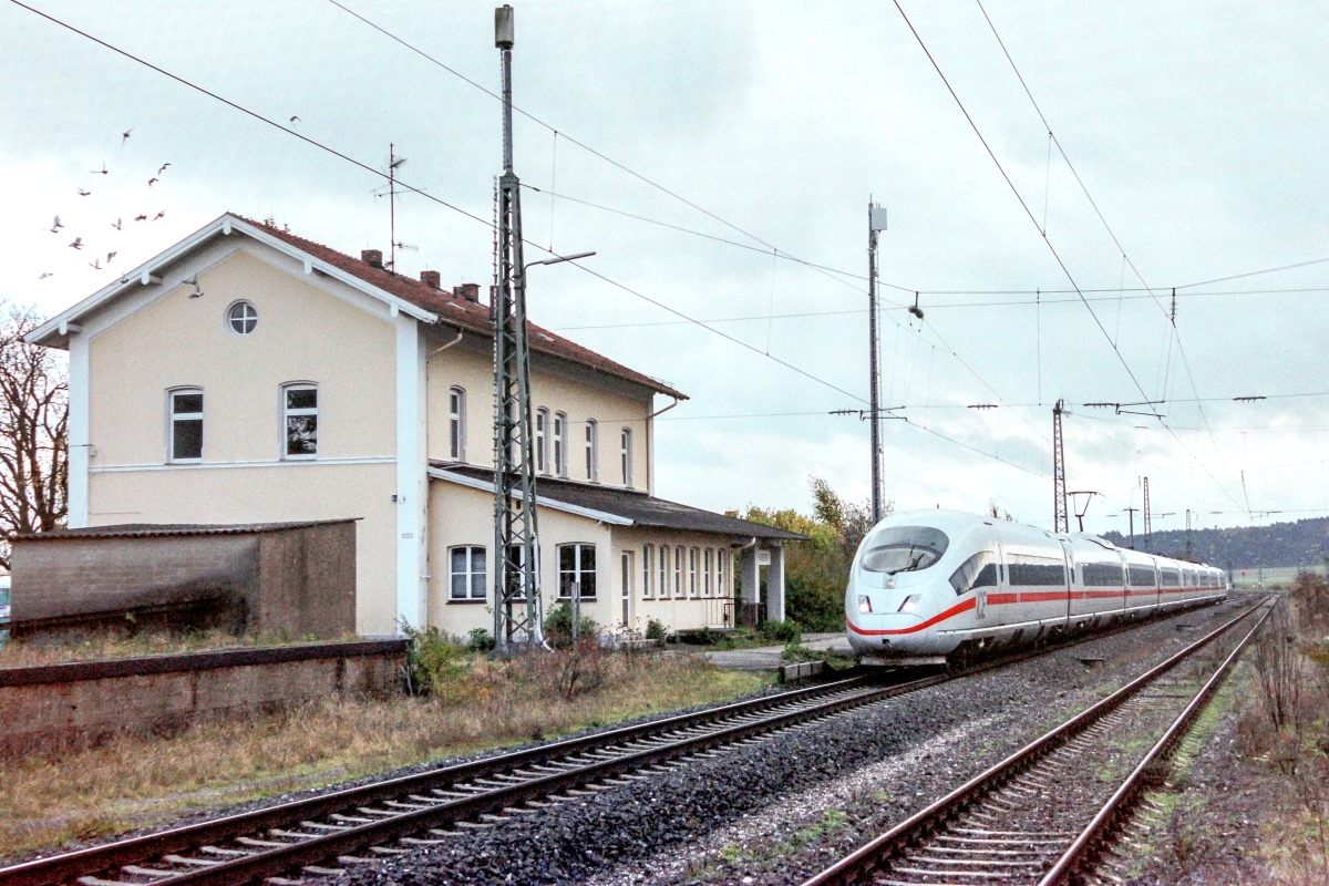 Am 13.7.98 fuhr ein ICE nach Würzburg durch Lehrberg. Das Empfangsgebäude war noch besetzt und  gut in Schuss . Heute bietet es leider einen verwahrlosten Anblick und ist keine Werbung für die  Deutsche Bahn  mehr.