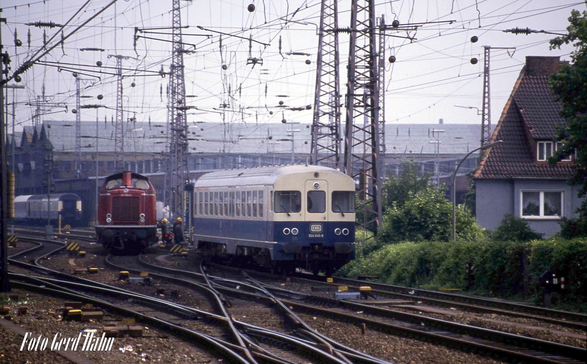 Am 13.8.1988 entgleiste der Dieseltriebwagen 624645 im Ausgang der Schinkelkurve in der Einfahrt zum oberen Bahnhof des HBF Osnabrück. 211014 war schnell mit dem Hilfszug zur Stelle und der 624 konnte, da nur mit einem Drehgestell entgleist, schnell wieder aufgegleist werden.
