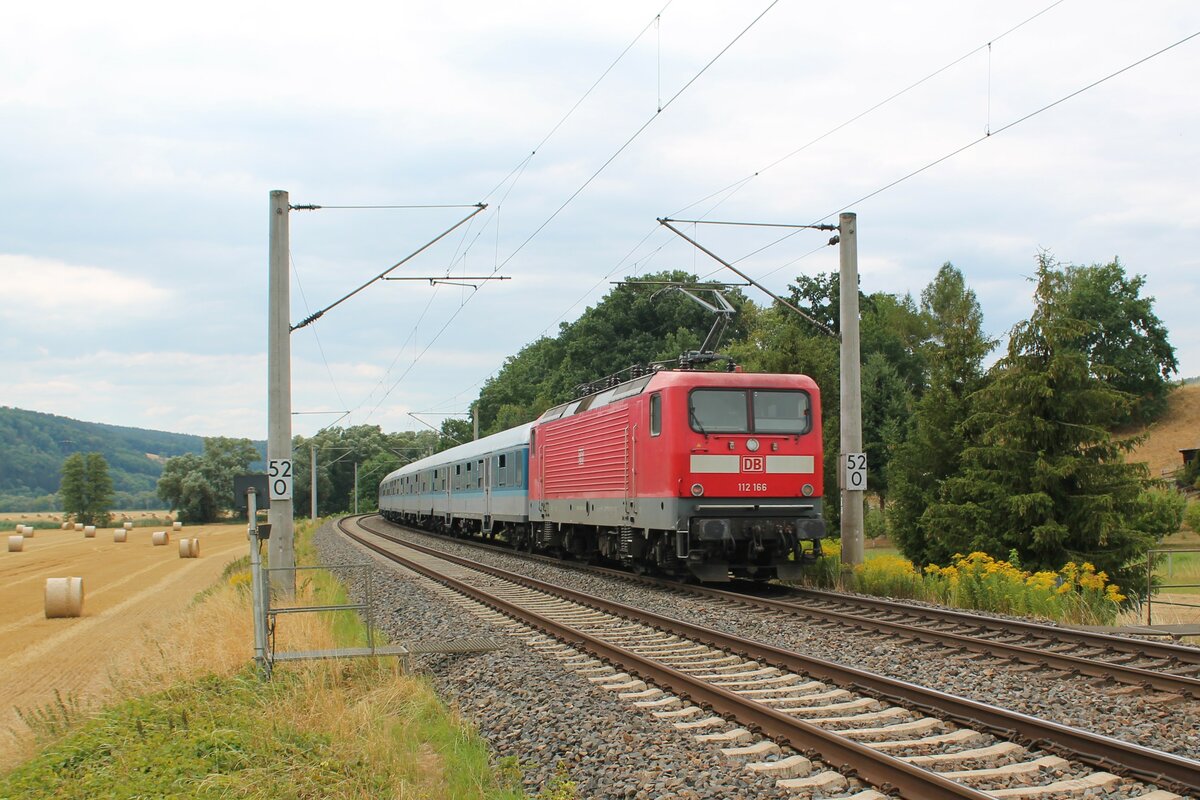 Am 13.8.2022 kehrte die DB-Gebrauchtzug-112 166 in den Abellio-Ersatzverkehr zwischen Saalfeld/Saale und Halle zurück. Hier zu sehen an eben jenem 13.8. in Zeutsch auf dem Weg nach Saalfeld