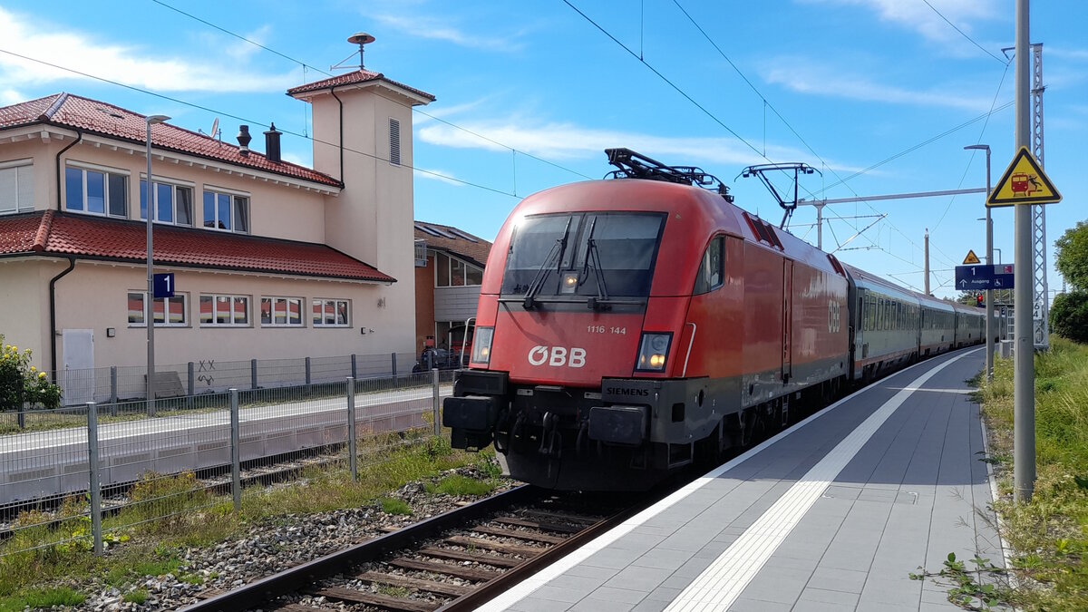 Am 13.8.22 ist 1116 144 der ÖBB bei der Durchfahrt durch Nonnenhorn Richtung Lindau.