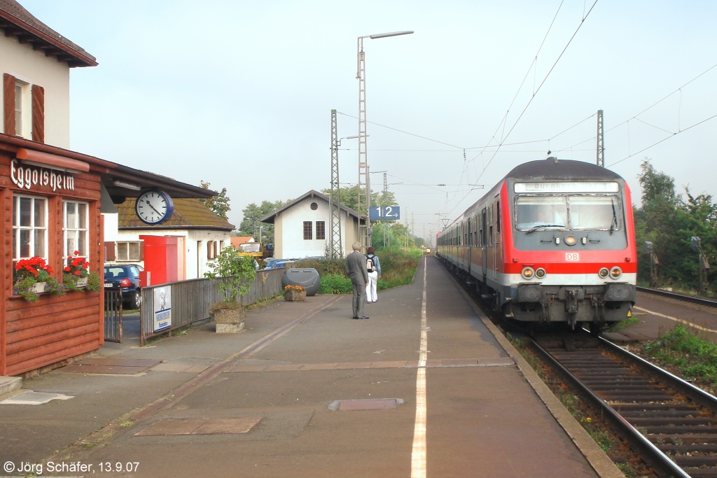 Am 13.9.07 hielt eine damals typische Wendezuggarnitur als RB von Lichtenfels nach Nürnberg in Eggolsheim auf Gleis 1. Vor dem Steuerwagen sieht man den ebenerdigen Übergang zum Zwischenbahnsteig für Gleis 2, der damals noch genutzt wurde. 