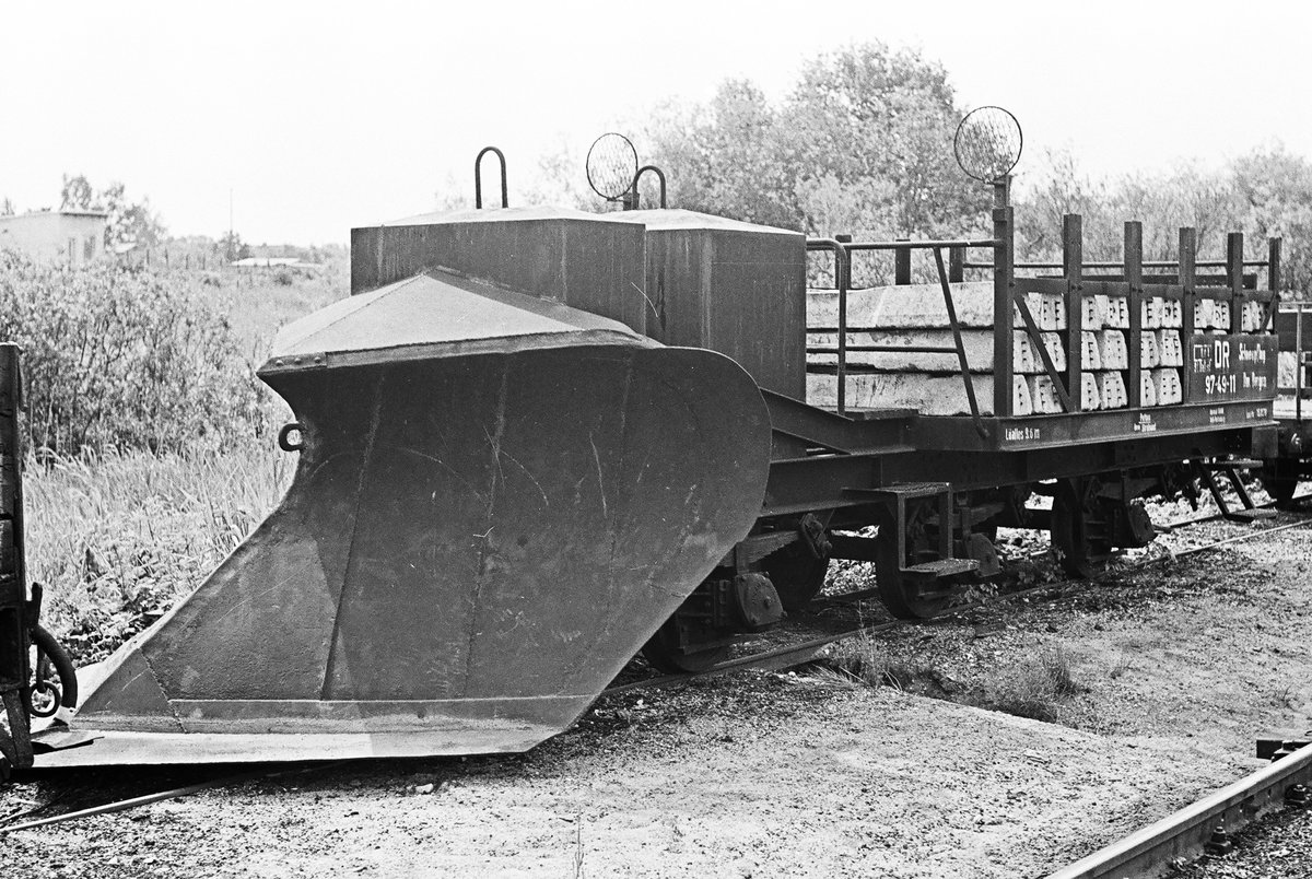 Am 13.Juli 1981 habe ich im Schmalspurteil des Bahnhofs Putbus diesen, mit viel Beton beschwerten, Schneepflug DR 97-49-11 fotografiert.