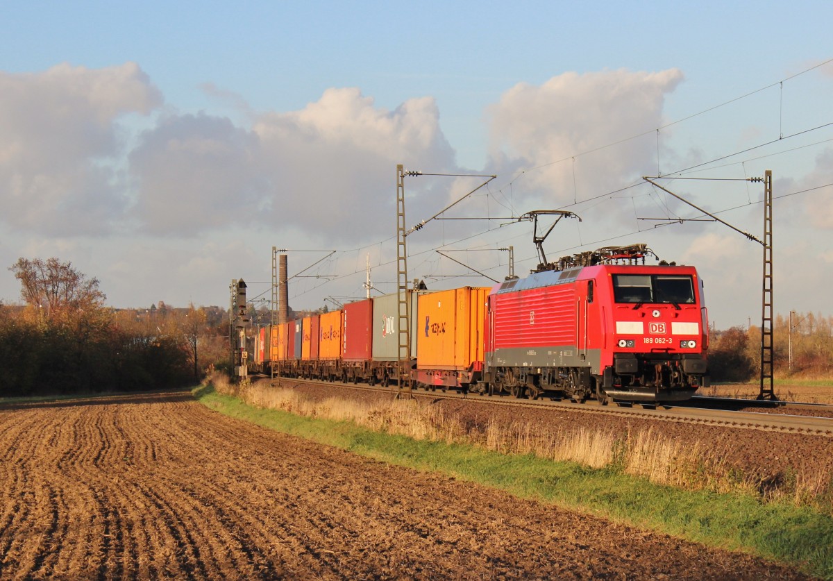 Am 13.November 2013 war DBSR 189 062 mit einem Containerzug bei Elze(Han) auf dem Weg gen Sden.