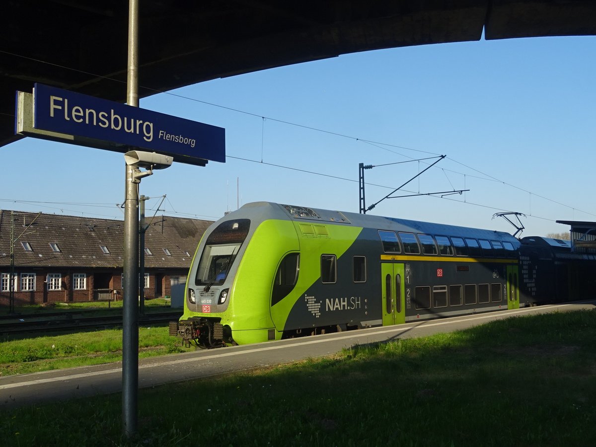 Am 14-5-2018 steht RE 7 bereit zur Anfahrt nach Hamburg Hbf. Gebildet ist aus 445 030 und einem weiteren Triebwagen , sowie 2 Mittelwagen. Alle Fahrzeuge entstammen der  TWINDEXX -Vario -Familie von Bombardier.