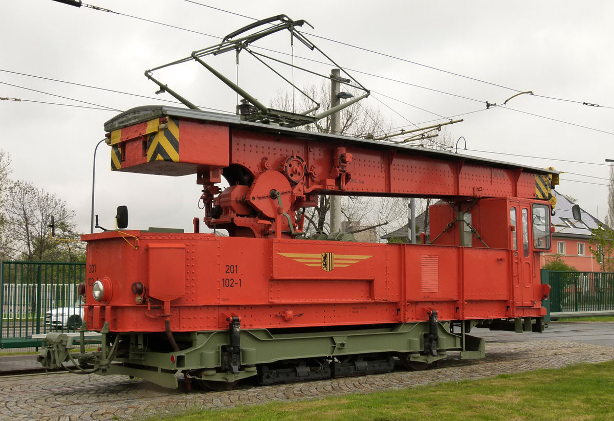 Am 14. April 2011 kam ich am Werkplatz der Dresdner Verkehrsbetriebe in Reick vorüber. Der  Kleine Kran  steht am Rand des Geländes.