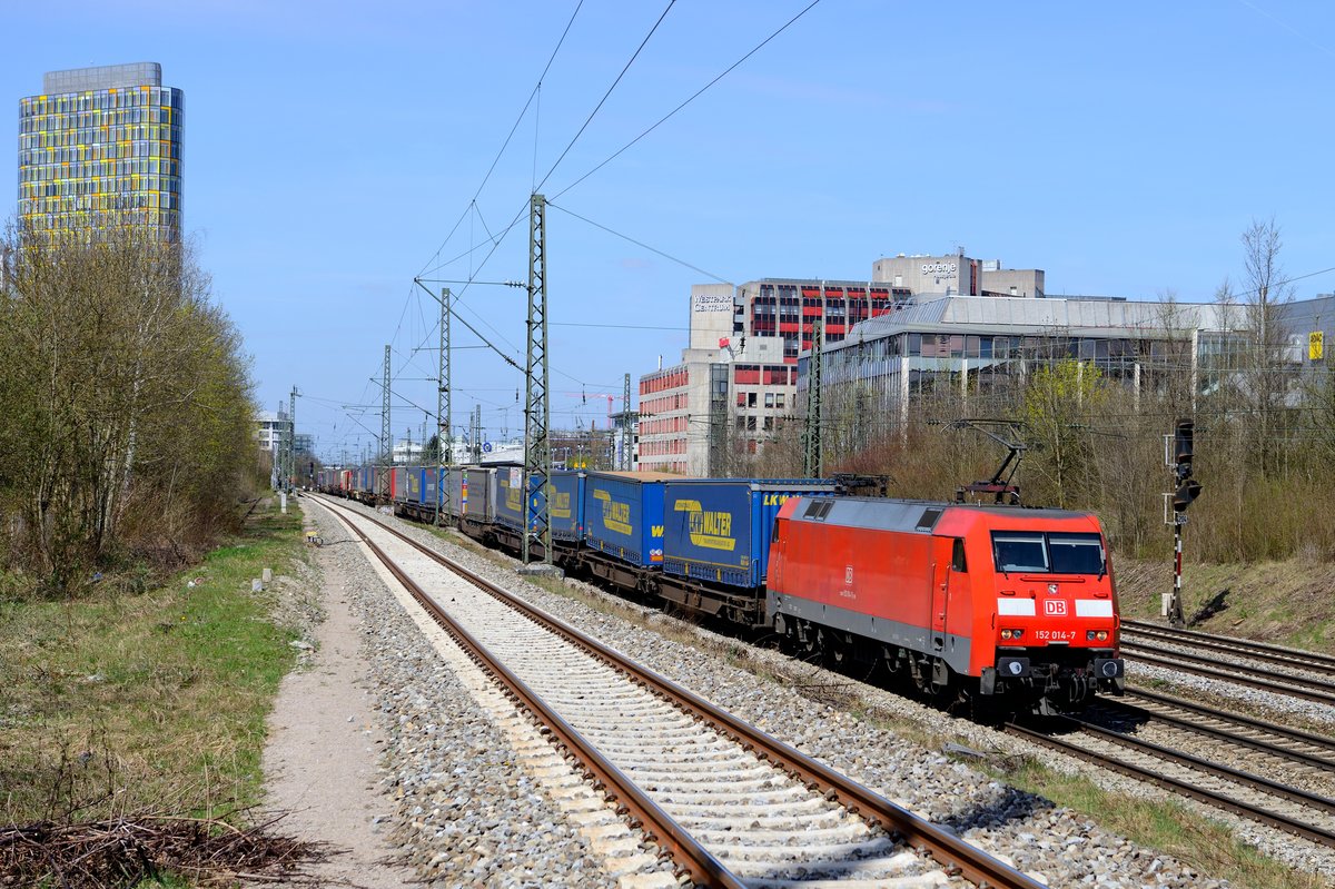 Am 14. April 2015 beförderte die 152 014 den KT 43231 von Hamburg Billwerder Ubf nach Verona Q. E. bis München Ost Rbf. Am Münchner Heimeranplatz hat sie nur noch wenige Kilometer bis zu ihrem Ziel vor sich.