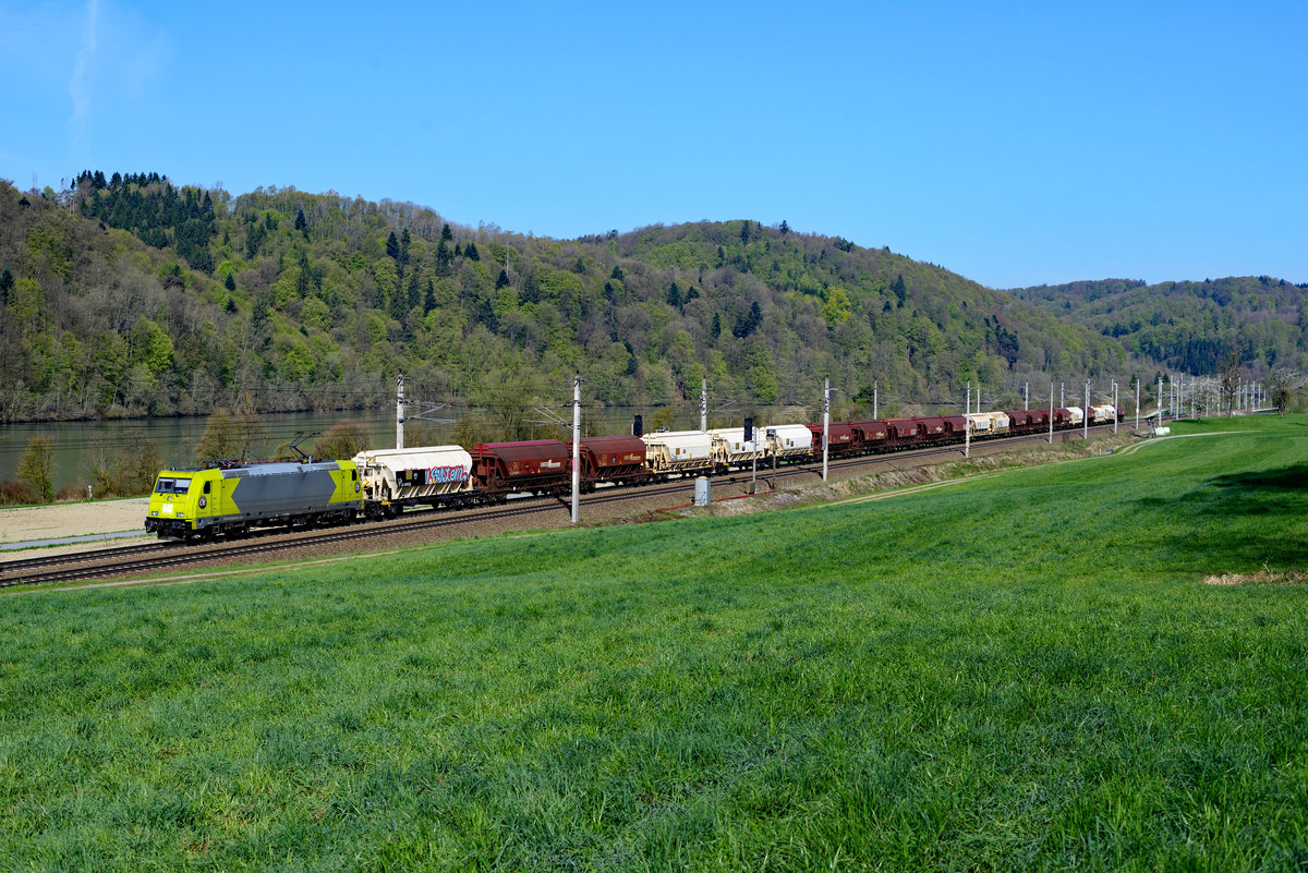 Am 14. April 2018 brachte die aktuell an die HLG vermietete Alpha Trains 119 009 den SGAG 47193 von Passau nach Hegyeshalom. Die französischen Silowagen haben üblicherweise Düngemittel geladen. Kurz vor Wernstein rauscht der Zug am Inn entlang, die Bäume zeigen inzwischen eine frühlingshafte Färbung. 
