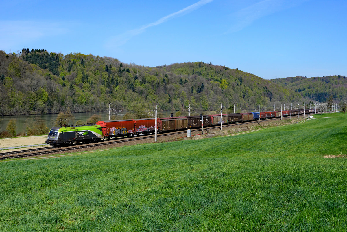 Am 14. April 2018 fuhr mir der aktuell außerhalb seines angestammten Umlaufs verkehrende CAT-Taurus 1016.036 erneut vor die Linse. Mit dem Audi-Logistikzug G 47123 nach Györ konnte ich die Maschine bei Hofötz ablichten. Im Hintergrund der ruhig dahinfließende Inn. 
