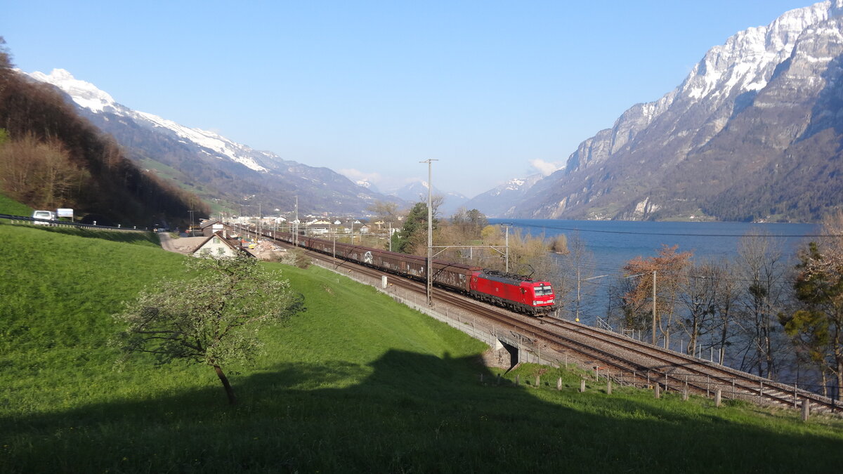 Am 14. April war ausnahmsweise eine Vectron anstatt eine Traxx am Red Bull Shuttle. Hier am Leerzug nach Buchs SG zwischen Unterterzen und Mols am Walensee.