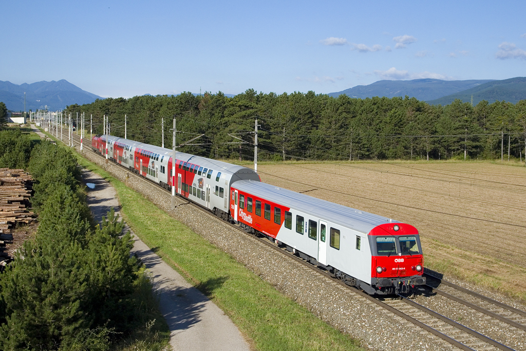 Am 14. August 2016 ist 8073 063 als Regionalzug 2318 von Payerbach-Reichenau nach Floridsdorf unterwegs und durchfährt gerade die Neunkirchner Allee nahe der Ingrid L. Blecha Ges.m.b.H.