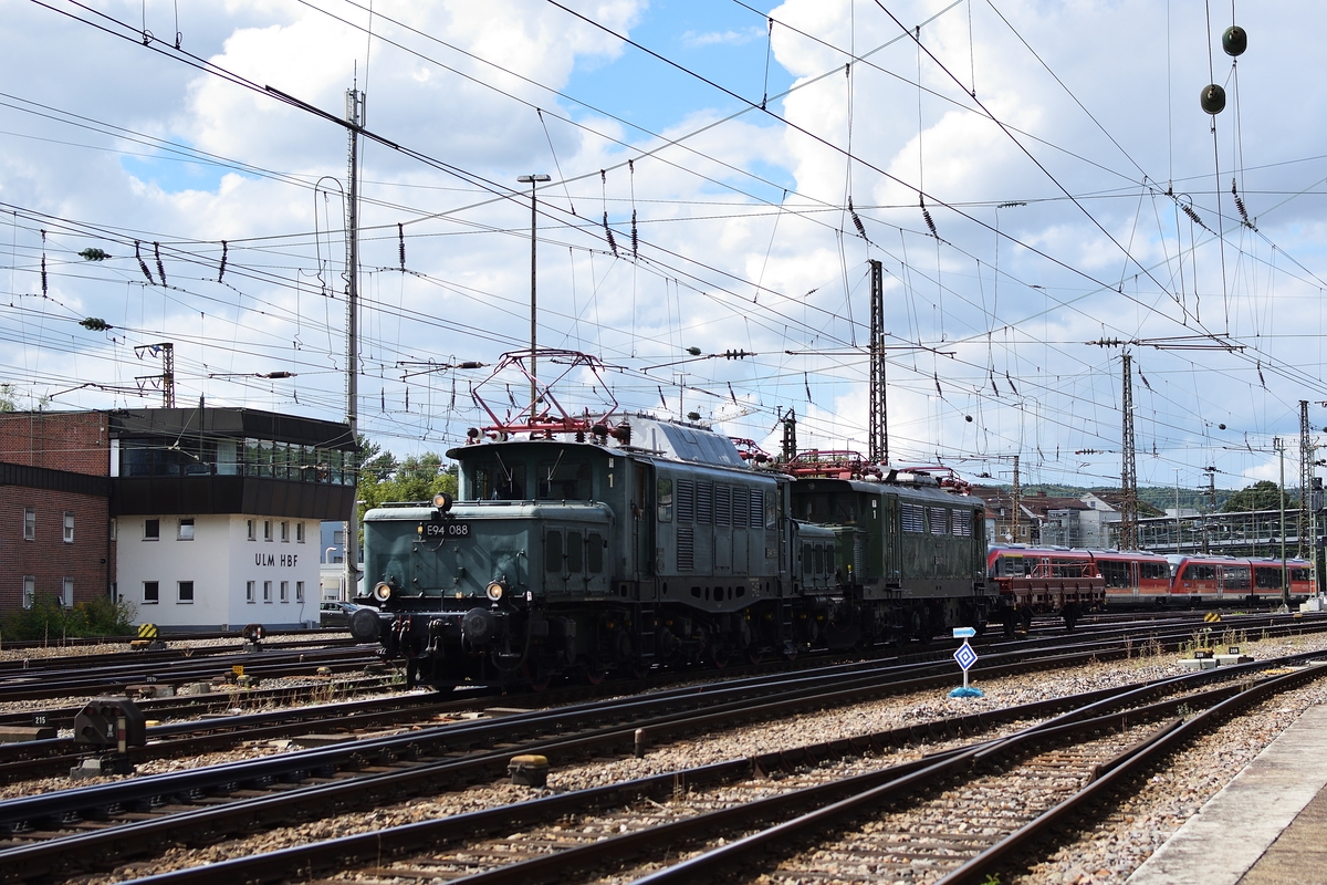 Am 14. August 2018 überführt E 94 088, die seit kurzen der EZW gehört, E44 170 von Freiburg nach Augsburg. Hier verlässt der Zug Ulm Hbf.
