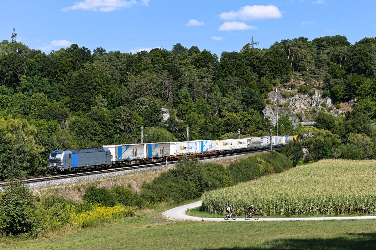 Am 14. August 2022 beförderte die von Ecco Rail angemietete 193 990 von Railpool den KLV-Zug DGS 95693 von Triest nach Köln Eifeltor. Bei Esslingen im Altmühltal konnte ich die Leistung, die hauptsächlich von Speditionen aus der Türkei genutzt wird, aufnehmen. 