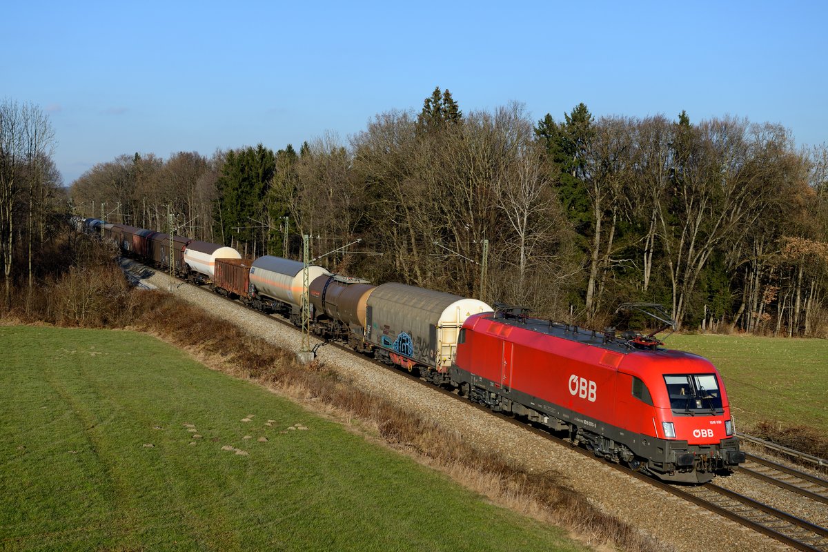 Am 14. Dezember 2013 kam 1116.030 mit einem langen gemischten Güterzug nach Salzburg Gnigl an der Fotostelle bei Gutmart vorbei.