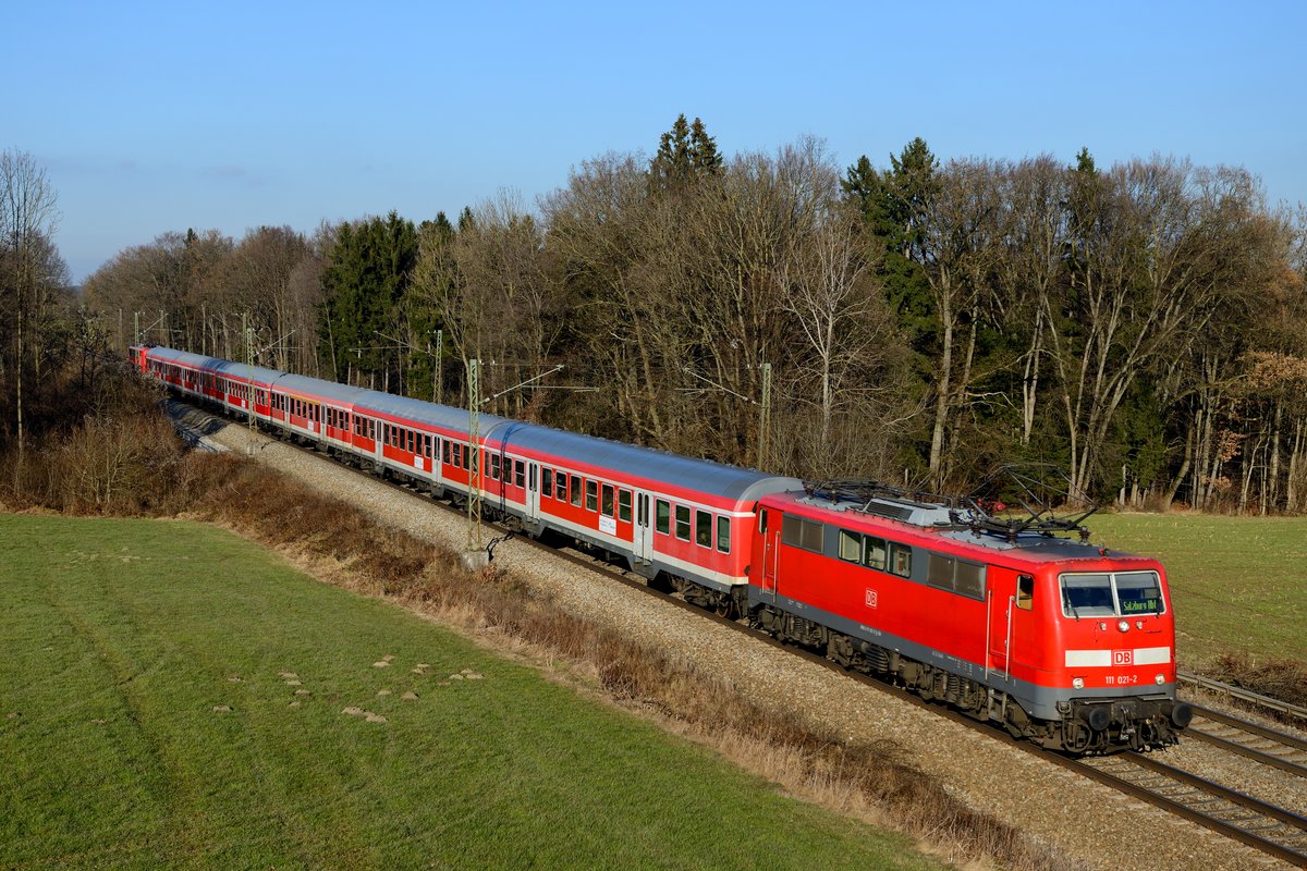 Am 14. Dezember 2013 warf der anstehende Fahrplanwechsel schon seine Schatten voraus: RE 79019 wurde bereits in der Zusammenstellung des Meridian Ersatzzugkonzeptes gefahren, mit je einer 111 an Zugspitze und -schluß. Die Wagen tragen auch schon die Aufkleber, die auf den Ersatzverkehr hinweisen. Am Dach der 111 021 kann gut erkennen, wie weit man mit der lackauffrischenden Ceramol-Behandlung gegangen ist. Aufnahmeort: Gutmart.