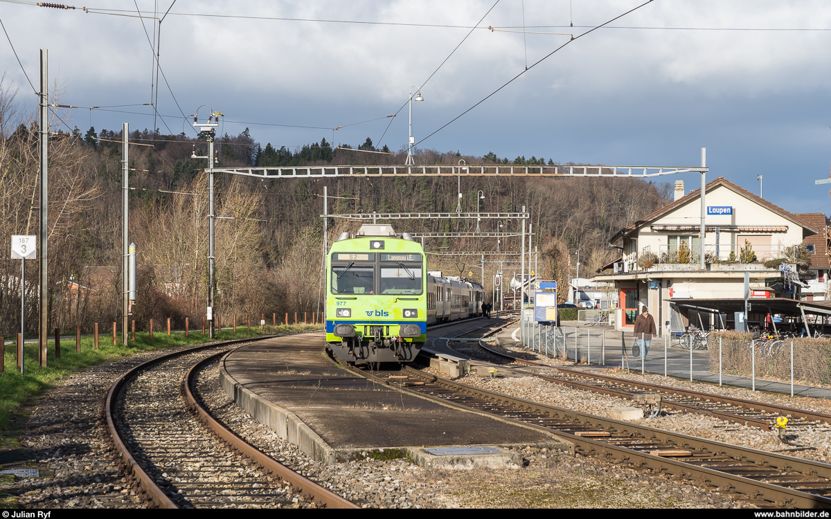 Am 14. Dezember 2019 war der letzte Betriebstag der Sensetalbahn mit dem alten Bahnhof Laupen. Vom 15. Dezember 2019 bis am 12. Dezember 2020 wird die Strecke Flamatt - Laupen totalsaniert und der Bahnhof Laupen um ca. 250 m auf die andere Strassenseite Richtung Neuenegg verschoben.<br>
Ein RBDe-565-Pendel wartet am 14. Dezember 2019 als S2 auf die Abfahrt.