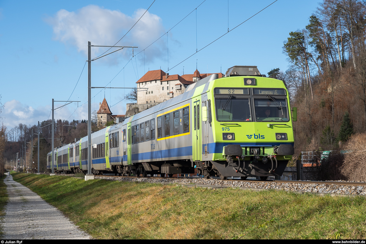 Am 14. Dezember 2019 war der letzte Betriebstag der Sensetalbahn mit dem alten Bahnhof Laupen. Vom 15. Dezember 2019 bis am 12. Dezember 2020 wird die Strecke Flamatt - Laupen totalsaniert und der Bahnhof Laupen um ca. 250 m auf die andere Strassenseite Richtung Neuenegg verschoben.<br>
Ein RBDe-565-Pendel verlässt am 14. Dezember 2019 als S2 Laupen.