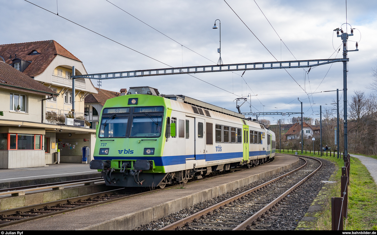 Am 14. Dezember 2019 war der letzte Betriebstag der Sensetalbahn mit dem alten Bahnhof Laupen. Vom 15. Dezember 2019 bis am 12. Dezember 2020 wird die Strecke Flamatt - Laupen totalsaniert und der Bahnhof Laupen um ca. 250 m auf die andere Strassenseite Richtung Neuenegg verschoben.<br>
BLS RBDe 565 737 erreicht am 14. Dezember 2019 als S2 den Endbahnhof Laupen. 