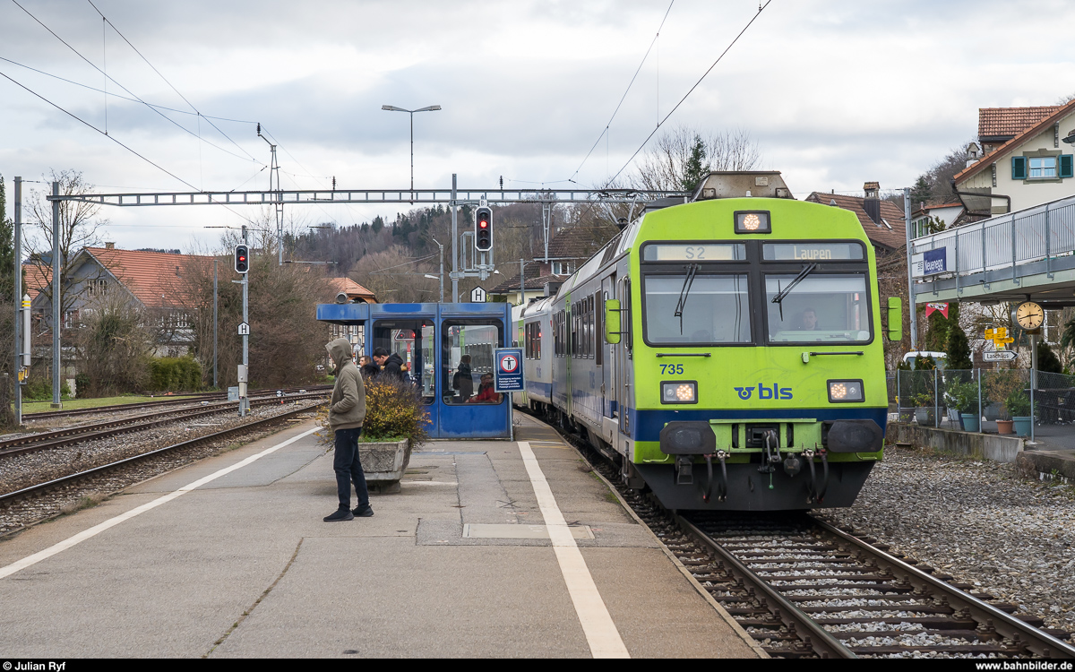 Am 14. Dezember 2019 war der letzte Betriebstag der Sensetalbahn mit dem alten Bahnhof Laupen. Vom 15. Dezember 2019 bis am 12. Dezember 2020 wird die Strecke Flamatt - Laupen totalsaniert und der Bahnhof Laupen um ca. 250 m auf die andere Strassenseite Richtung Neuenegg verschoben.<br>
Auch der Kreuzungsbahnhof Neuenegg wird umgebaut und erhält anstatt des über einen Bahnübergang erreichbaren Mittelperrons neu zwei durch eine Unterführung verbundene Aussenperrons. Neben dem Bahnübergang ist auch das Wartehäuschen auf dem Perron speziell, welches nur auf einer Seite umgangen werden darf. Am 14. Dezember erreicht RBDe 565 735 als S2 nach Laupen Neuenegg.