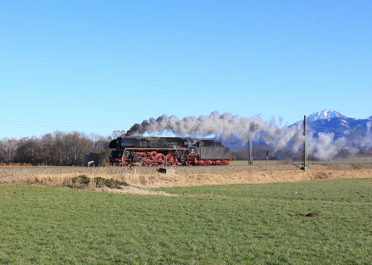 Am 14. Februar 2014 war die 01 533 der ÖGEG auf einer Überführungsfahrt nach München unterwegs. Aufgenommen bei Bernau am Chiemsee.