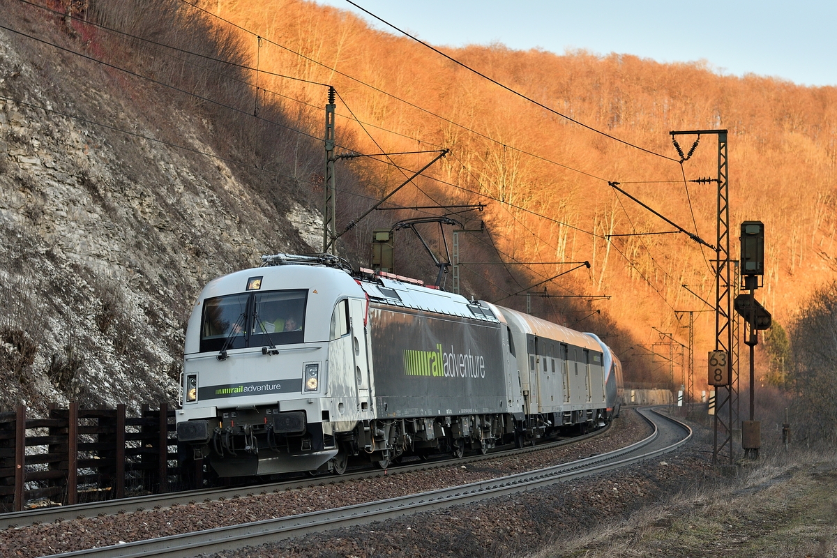Am 14. Februar 2019 führte 183 500 von Railadventure mit einem CAF Flytoget Messfahrten auf der Geislinger Steige durch. Das Bild zeigt den Zug bei der letzten Talfahrt des Tages. 