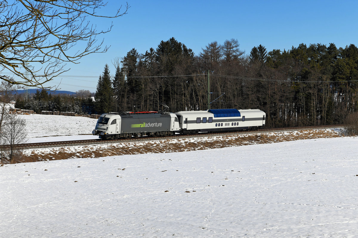 Am 14. Februar 2021 kam es im Rahmen einer privaten Sonderfahrt zum Valentinstag zu einem der seltenen Einsätze des Luxon Aussichtswagens von RailAdventure. Geführt von der 183 500 verkehrte der ehemalige Rheingold Domecar als DPE 62962 von München Hbf nach Lindau-Reutin. In der Nähe von Sontheim konnte ich die exklusive Fahrt aufnehmen. Der Zug kann ab 11.000.- € pro Tour gebucht werden, 22 Fahrgäste können mitfahren.
