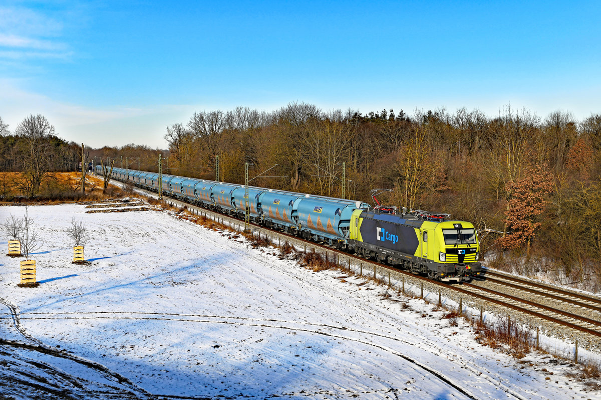 Am 14. Februar 2021 kündigte sich eine sehr interessante Sonderleistung an. Ein DGS 40590 von Hegyeshalom nach St. Margarethen war eingelegt. Der Zug verkehrte hierbei über Passau und Landshut nach München Laim, machte dort Kopf und fuhr im Anschluss über das Allgäu zum Zielbahnhof in der Ostschweiz. Geführt wurde der Getreidezug von der zum Aufnahmezeitpunkt brandneuen 193 587 von Alpha Trains, die langfristig an ČD Cargo vermietet wurde. Gebildet war er aus den sehr fotogenen französichen Silowagen der Gattung Tagnpps, deren Lackierung das Ladegut veranschaulicht. Am Korbianiholz vor den Toren der bayerischen Landeshauptstadt entstand ein Foto der spannenden Fuhre. 