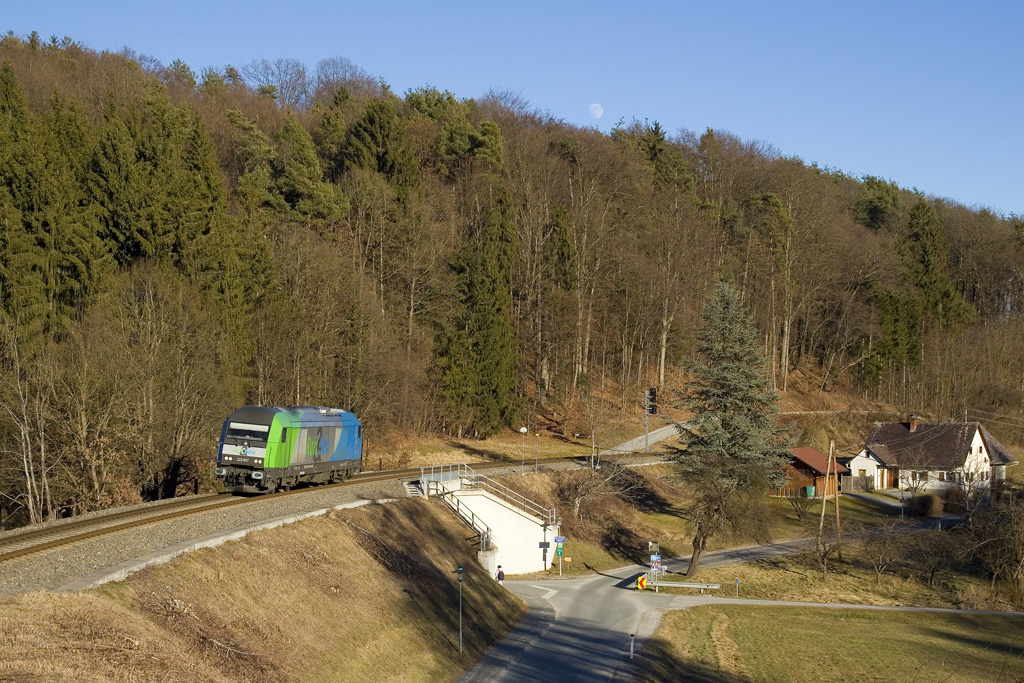 Am 14. Jänner 2022 ist 223 - 007 als Lokzug unterwegs und erreicht in Kürze den Bahnhof Laßnitzhöhe. 