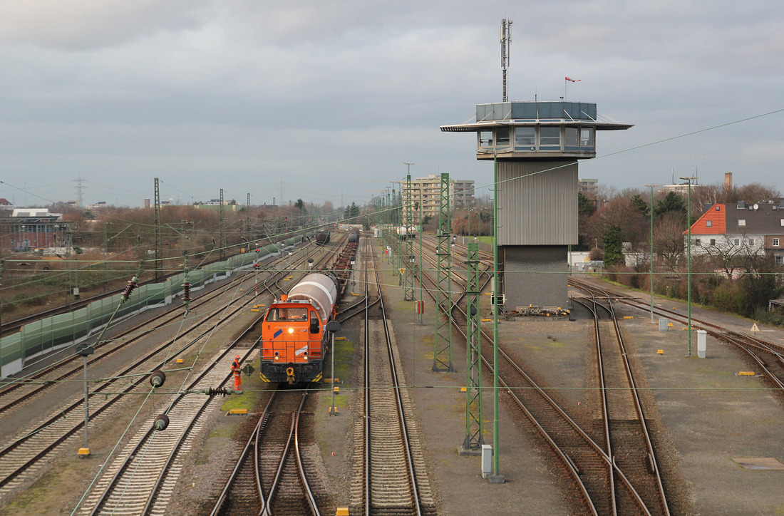 Am 14. Januar 2014 konnte ich von einem Fußgängersteg aus den Rangierbetrieb im Güterbahnhof Dormagen fotografieren.
Die Lok vom Typ MaK G 322 (genaue Loknummer leider unbekannt) war zu dem Zeitpunkt für Chemion aktiv.
