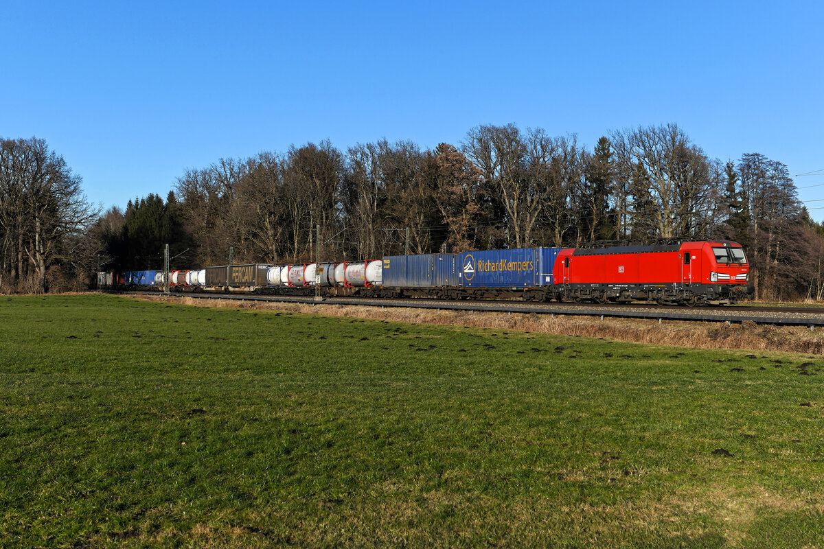 Am 14. Januar 2022 bespannte die 193 346 den KLV-Zug KT 42529 von Rotterdam Waalhaven nach Verona Q. E. in Norditalien. Zwischen Reischenhardt und Brannenburg konnte ich die Leistung im schneelosen Inntal aufnehmen. 