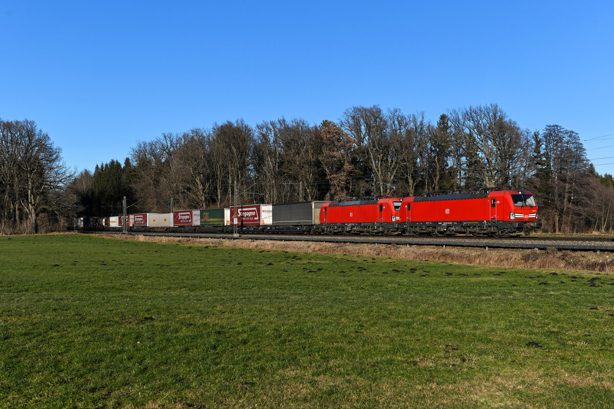 Am 14. Januar 2022 war im Inntal vom Winter keine Spur zu sehen. An der von mir gerne aufgesuchten Fotostelle zwischen Reischenhardt und Brannenburg konnte ich am frühen Nachmittag den mit 193 347 und 302 bespannten KLV-Zug KT 50231 von Hannover Linden nach Verona Q.E. aufnehmen.