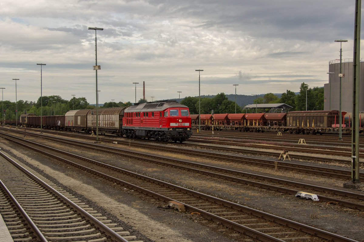 Am 14. Juli 2017 fährt 232 209-7 mit einem Güterzug in den Bahnhof Marktredwitz ein. 