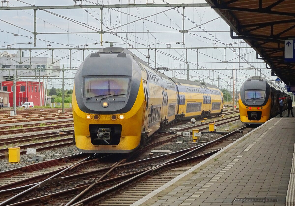 Am 14 juli 2022 treft NS 9555 als IC Amsterdam-Vlissingen in Roosendaal ein und wurde vom Bahnsteig mit etwas Zoom fotografiert.